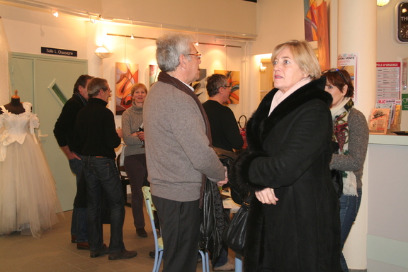 VERNISSAGE D UNE  EXPOSITION DE PEINTURE (2)